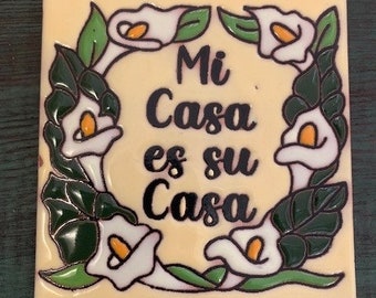 Handgefertigte glasierte Fliese „Mi Casa“ mit Calla-Lilien. 27101