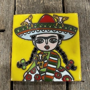 Charmig 10 cm fyrkantig glaserad platta av en liten Frida Adelita (med chihuahuor!) 29998