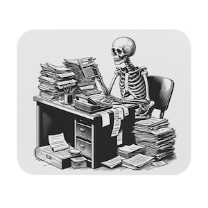 Può includere: Illustrazione in bianco e nero di uno scheletro seduto a una scrivania, circondato da pile di scartoffie. Lo scheletro sta usando una calcolatrice. L'immagine è una rappresentazione umoristica del lavoro d'ufficio.