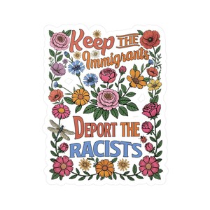 Könnte beinhalten: Ein rechteckiger Aufkleber mit dem Text Keep the Immigrants, Deport the Racists in farbiger Typografie. Das Design ist von einer floralen Bordüre mit rosa, orangen, blauen und roten Blumen, grünen Blättern, einer Libelle und einem Marienkäfer umgeben.
