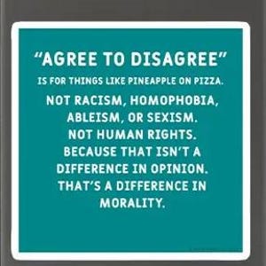 Op de afbeelding: Een vierkante sticker in tealblauw met witte tekst die "AGREE TO DISAGREE" luidt, is voor dingen zoals ananas op pizza. Niet racisme, homofobie, ableïsme of seksisme. Geen mensenrechten. Want dat is geen verschil in mening. Dat is een verschil in moraliteit.