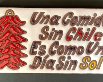 Baldosa de Cerámica con “Una Comida Sin Chile es Como un Día Sin Sol” y Ristra de Chile Rojo