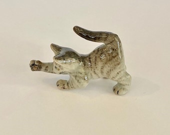 Gatito atigrado gris en miniatura de porcelana pintado a mano 28378
