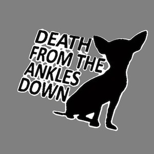 &quot;Wasserdichter und UV-Beständiger Sticker eines Chihuahuas mit der Aufschrift &quot;&quot;Death From the Ankles Down&quot;&quot;&quot;  30644