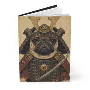 Op de afbeelding: Hardcover notitieboek met een mopshond verkleed als samoerai krijger. De mopshond draagt een gedetailleerde helm en harnas, met een katana. Het notitieboek heeft een bruinachtige kaft met de illustratie en een zwarte rug.