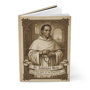 Könnte beinhalten: Ein beigefarbenes Notizbuch mit einer Illustration von St. Lorenzo Ruiz, dem Schutzpatron der Philippinen. Das Bild ist mit kunstvollen Schnörkeln umrahmt und enthält den Text "ST. LORENZO RUIZ, Patron Saint of the Philippines, Those Working Overseas and Altar Servers."