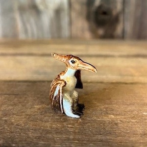Handbemalte Porzellan-Miniatur Pterodactyl 28525