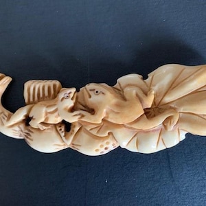 Vintage Carved Ox Bone Pendant of Frogs in Love – 25038