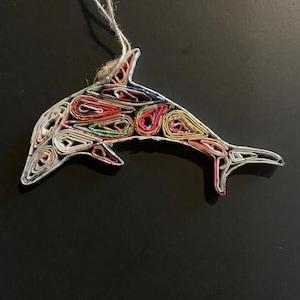 Ornamento di carta fatto a mano di un delfino – 25448