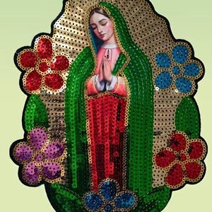 Può includere: Toppa ricamata raffigurante la Vergine Maria in preghiera, circondata da paillettes dorate e fiori di paillettes colorati in rosso, viola e blu. La Vergine Maria indossa un mantello verde e un abito rosso. Tema religioso.