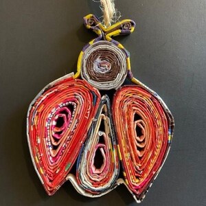 Ornamento a forma di coccinella in carta quilled fatto a mano