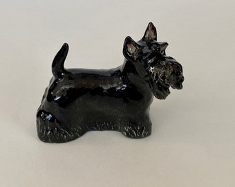 Figura de porcelana Terrier escocés negro en miniatura pintada a mano - 25051