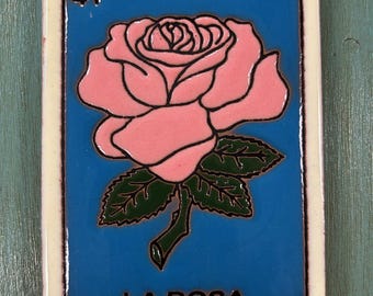 Piastrella decorativa smaltata Loteria “La Rosa” 31713, realizzata a mano.