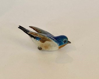 Malowana ręcznie miniaturowa figurka ceramiczna jaskółki – 25118