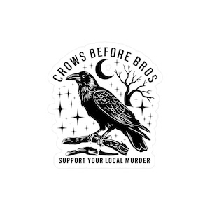 Puede incluir: Pegatina en blanco y negro con un cuervo posado en una rama. El texto dice "Crows Before Bros" y "Support Your Local Murder". El diseño incluye una luna creciente, estrellas y un árbol sin hojas.