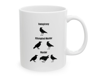 Lustige Tasse mit Krähen und dem 'Conspiracy, Attempted Murder, Murder' Konzept