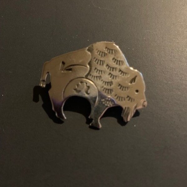 Navajo-Crafted Alpaca Silver Bison Buffalo Pin Brooch 27918