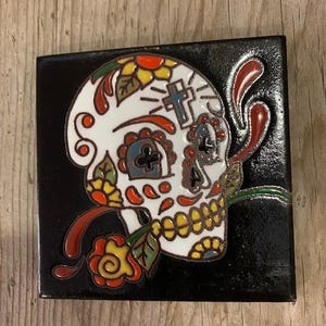Azulejo de 4” hecho a mano con calavera de azúcar del Día de los Muertos 29247
