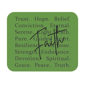 Puede incluir: Un cuadrado verde con esquinas redondeadas presenta la palabra "Faith" en un estilo manuscrito, superpuesta a una lista de palabras como "Trust", "Hope" y "Belief". El fondo es verde liso y apagado.