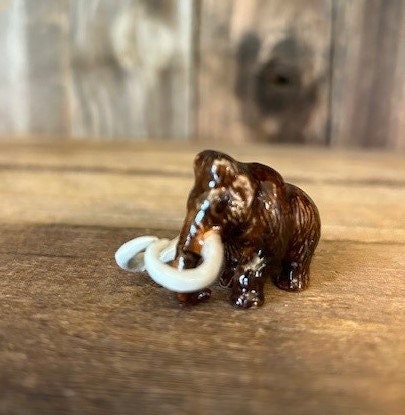 人形 置物 彫刻 マンモス 手彫りのトネリコ材マンモスの置物：ミニマリスト彫刻 - Etsy 日本