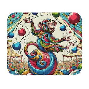 Może przedstawiać: Kolorowa ilustracja małpy żonglującej piłkami w cyrku. Małpa jest przedstawiona w żywych tęczowych odcieniach, balansując na dużej piłce. Tło przedstawia namioty cyrkowe, tłum i więcej piłek do żonglowania.