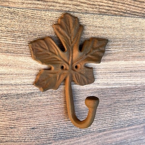 Gancho de pared vintage con acabado oxidado y diseño de hoja de arce – 25824