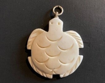 Hanger van gesneden runderbot met het middelpunt van een schildpad