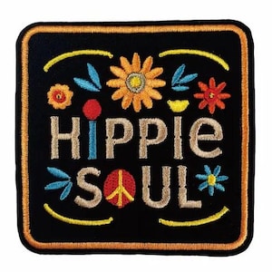 Może przedstawiać: Czarna kwadratowa naszywka z haftowanym napisem "HIPPIE SOUL" i kolorowymi kwiatowymi wzorami. Naszywka ma kolory pomarańczowy, żółty, czerwony, niebieski i beżowy. Naszywka ma pomarańczową obwódkę.