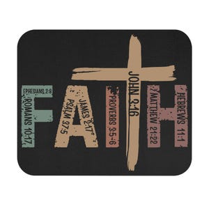 Puede incluir: Posavasos cuadrado negro con la palabra "FAITH" en una fuente desgastada. La "F" es verde claro, la "A" es marrón claro, la "I" es una cruz, la "T" es marrón claro y la "H" es rojo claro. Versículos bíblicos impresos.
