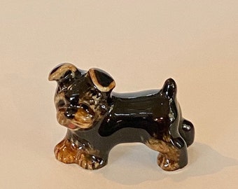 Figura de porcelana Yorkshire Terrier en miniatura pintada a mano – 24976