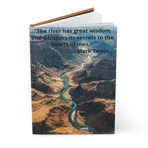 Puede incluir: Una portada de libro con una cita de Mark Twain sobre la sabiduría de los ríos. La imagen muestra un río sinuoso que fluye a través de un cañón.