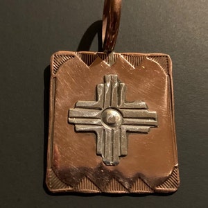 Pendentif en cuivre et argent sterling de fabrication Navajo avec Zia du Nouveau-Mexique 28629