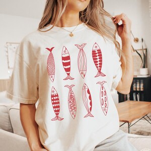 Shirt sardines, Italiaanse T-shirt visconserven, kustkleindochter Oceaan geïnspireerde esthetiek, tomaat meisje zomertop, blikken zeevruchten comfort-T-shirt