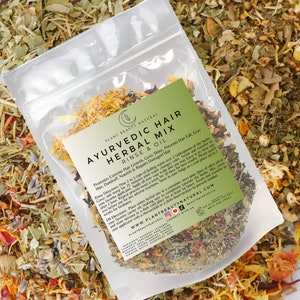 Pode incluir: Um saco de plástico transparente cheio de uma mistura de ervas e flores secas. O saco tem um rótulo que diz "Ayurvedic Hair Herbal Mix Rinse & Oil" e lista os benefícios do produto, incluindo a promoção do crescimento do cabelo, brilho e a prevenção da queda de cabelo. O rótulo também inclui instruções de uso.