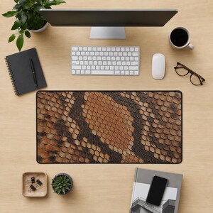 Tappetino da scrivania con stampa effetto pelle di serpente / Tappetino per mouse con squame di pitone marrone / Tappetino da scrivania esteso / Decorazione per ufficio con texture effetto rettile, idea regalo