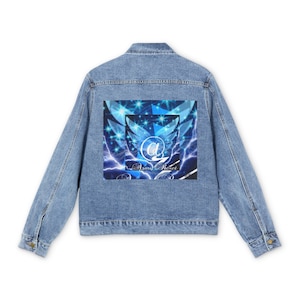 Könnte beinhalten: Eine blaue Jeansjacke mit einem grafischen Design auf der Rückseite. Das Design zeigt einen weißen Buchstaben "A" mit Flügeln, umgeben von blauen und weißen Sternen und Blitzen. Der Text "Aima Reset" befindet sich unter dem Buchstaben.