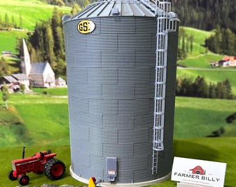 Könnte beinhalten: Ein grauer Metallsilo mit einer Leiter und einem gelben GSI-Logo. Ein roter Traktor steht vor dem Silo. Ein Schild zeigt "FARMER BILLY".