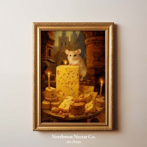 Puede incluir: Una pintura enmarcada de un pequeño ratón blanco sentado sobre un gran bloque de queso con trozos más pequeños de queso y velas alrededor. El fondo es un escenario oscuro de estilo medieval.