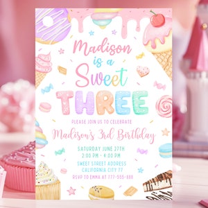 Könnte beinhalten: Eine rosafarbene und weiße Geburtstagseinladung mit einem süßen Thema. Die Einladung zeigt eine bunte Illustration eines Donuts, eines Eisbechers, Cupcakes und Süßigkeiten. Der Text auf der Einladung lautet: "Madison is a Sweet Three. Please join us to celebrate Madison's 3rd Birthday. Saturday June 27th 2:00 PM - 4:00 PM. Sweet Street Address California City 77. RSVP to Emma at 777-555-888."