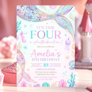 Puede incluir: Una invitaci&oacute;n de cumplea&ntilde;os con tem&aacute;tica de sirena en colores pastel. La invitaci&oacute;n presenta una cola de sirena, el texto "IT'S TIME FOUR a shellabration!" y detalles para el 4&ordm; cumplea&ntilde;os de Amelia.