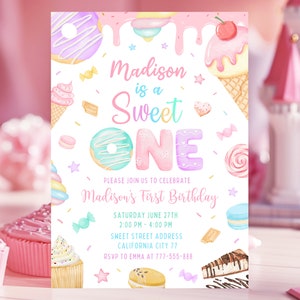Puede incluir: Una invitaci&oacute;n de cumplea&ntilde;os rosa y blanca con un tema dulce. La invitaci&oacute;n presenta una dona, un cono de helado y otros dulces. El texto de la invitaci&oacute;n dice "Madison is a Sweet One".