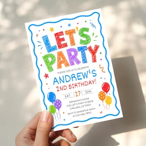 Puede incluir: Una tarjeta de invitación de cumpleaños rectangular con un borde azul ondulado. El texto dice LET'S PARTY, PLEASE JOIN US TO CELEBRATE ANDREW'S 2ND BIRTHDAY, SAT 27 2PM, BRANDON'S HOUSE 1234 LET'S PARTY AVENUE OAKLAND, CA 94501, RSVP TO SAMANTHA SMITH AT 123-456-7890.