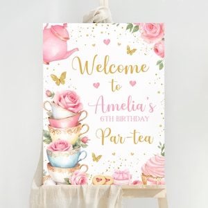 Könnte beinhalten: Ein rosafarbenes und goldenes Willkommens-Schild für eine 6. Geburtstagsfeier. Das Schild lautet "Welcome to Amelia's 6th Birthday Par-tea". Es zeigt einen Stapel Teetassen mit Blumen und eine Teekanne.