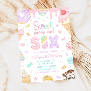 Op de afbeelding: Een rechthoekige verjaardagsuitnodigingskaart met pastelkleurige illustraties van donuts, ijsjes, cupcakes en snoepjes. De tekst luidt: Sweet sassy and SIX, PLEASE JOIN US TO CELEBRATE Madison's 6th Birthday, SATURDAY JUNE 27TH, 2:00 PM - 4:00 PM, SWEET STREET ADDRESS, CALIFORNIA CITY 77, RSVP TO EMMA AT 777-555-888.