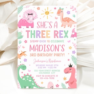 以下が含まれることがあります： ピンクとグリーンの恐竜の誕生日パーティー招待状で、"She's a Three Rex"と"Madison's 3rd Birthday Party!"の文字が書かれています。招待状には太陽、花、蝶が描かれています。また、パーティーの日時と場所も記載されています。