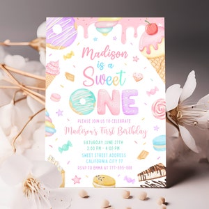 Puede incluir: Una invitaci&oacute;n de cumplea&ntilde;os rosa y azul con una dona colorida, un cono de helado y dulces. El texto dice "Madison is a Sweet One" e incluye detalles para una fiesta de primer cumplea&ntilde;os.