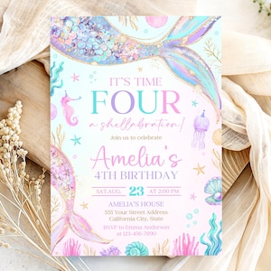 Puede incluir: Invitaci&oacute;n de cumplea&ntilde;os con tem&aacute;tica de sirena en colores pastel. La invitaci&oacute;n presenta una cola de sirena, ilustraciones de caballitos de mar y medusas. El texto incluye "It's Time Four a shellabration!" y detalles del 4&ordm; cumplea&ntilde;os de Amelia.