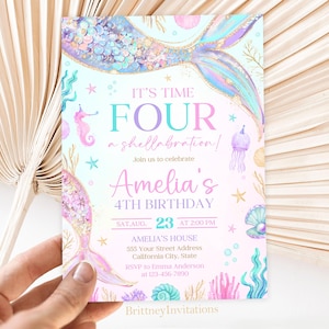 Puede incluir: Una invitaci&oacute;n de cumplea&ntilde;os con tem&aacute;tica de sirenas en colores pastel. La invitaci&oacute;n presenta ilustraciones de cola de sirena, caballito de mar y concha. El texto incluye "It's Time Four a shellabration!" y detalles para el 4&ordm; cumplea&ntilde;os de Amelia.