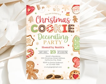 Könnte beinhalten: Eine Einladung zu einer Weihnachts-Plätzchen-Dekorierparty mit einem festlichen Design mit Lebkuchen, Zuckerstangen und einer Illustration des Weihnachtsmanns. Die Einladung enthält den Text "Sie sind eingeladen zu einer Weihnachts-Plätzchen-Dekorierparty" und Details zur Veranstaltung, einschließlich Datum, Uhrzeit und Ort.