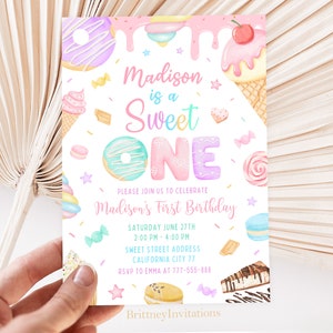 Puede incluir: Una invitaci&oacute;n colorida para una fiesta de primer cumplea&ntilde;os con un tema dulce. La invitaci&oacute;n presenta una dona, un cono de helado y otros dulces. El texto en la invitaci&oacute;n dice "Madison is a Sweet One".